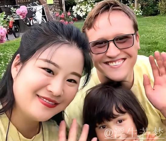 抱上外孙女！太阳报：杰拉德21岁大女儿生娃，他45岁已经当上外公